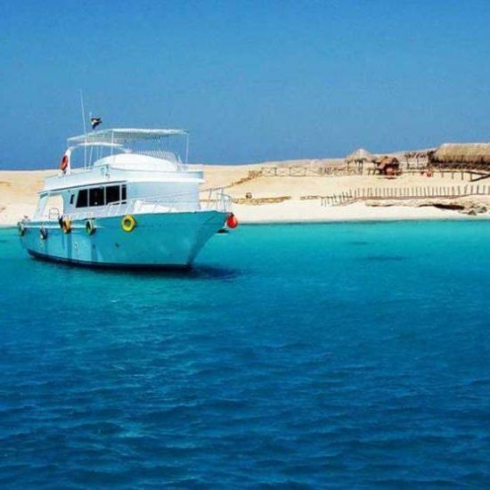 رحلة جزيرة برادايس الغردقة – استمتع بيوم كامل في الجنة وسط البحر الأحمر